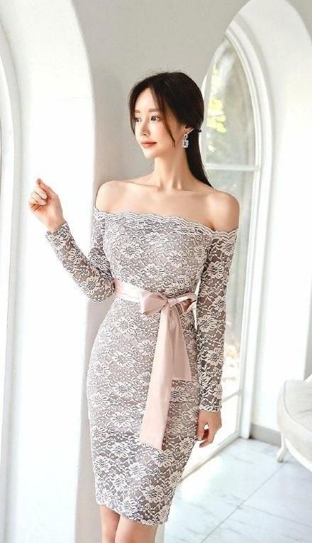 孙允珠身材太养眼，搭露肩蕾丝绣花包臀裙气质优雅，尽显性感锁骨