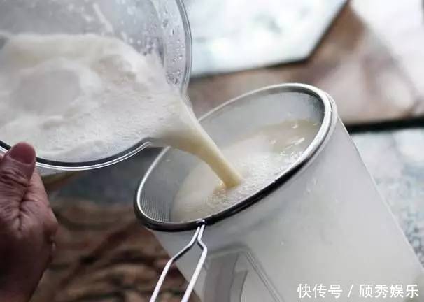 一把黄豆,卤水石膏都不用,在家轻松做豆腐,简单到小学生都会