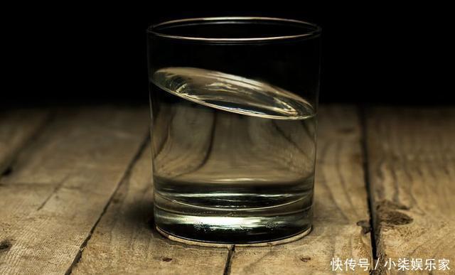 喝水|起床、晚上喝白開水的人!這樣喝水,將毀掉自己的腎