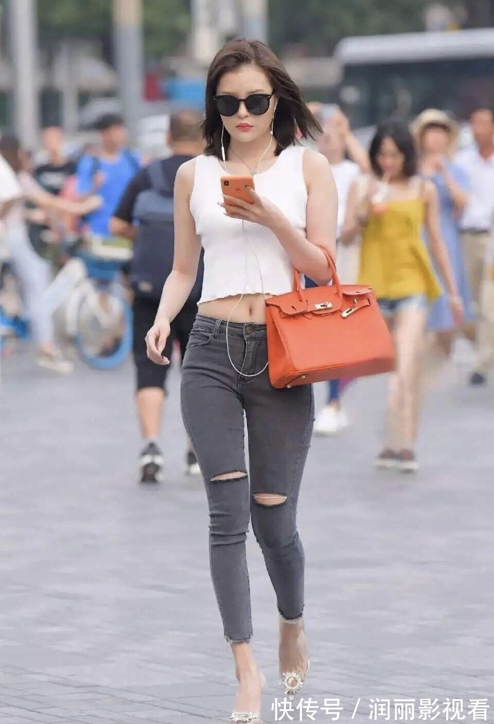 女性|真正见过世面的女性,牛仔裤还可以这么穿,“颠覆”了你的认知!