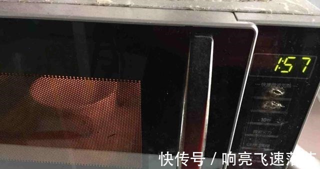 一根香蕉一包牛奶,做出比甜品店好吃的奶昔,宝宝把碗底都吃干净!