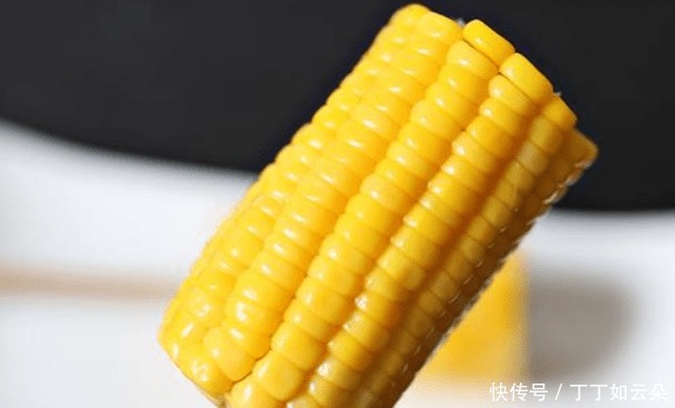 玉米叶|煮玉米时，记住煮前多加2个料，玉米更糯更甜，比只用水煮好吃！