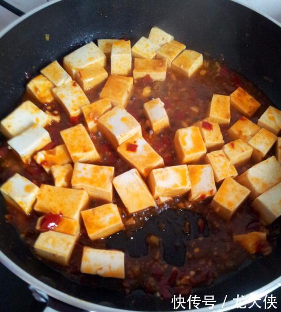  简单|家常豆腐这样简单下锅，味道鲜嫩爽滑，搭配川味调料酱，超级下饭
