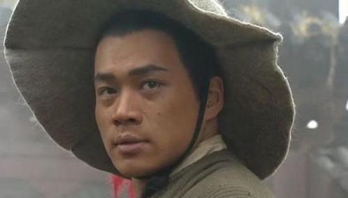 武十回#景阳冈打虎的武松被封为都头,相当于现在什么官职比鲁智深官大!