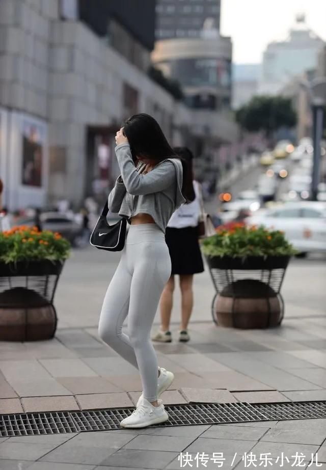 中国女性 修身瑜伽裤搭配休闲小卫衣,松紧有度不失美感,很有时尚气质