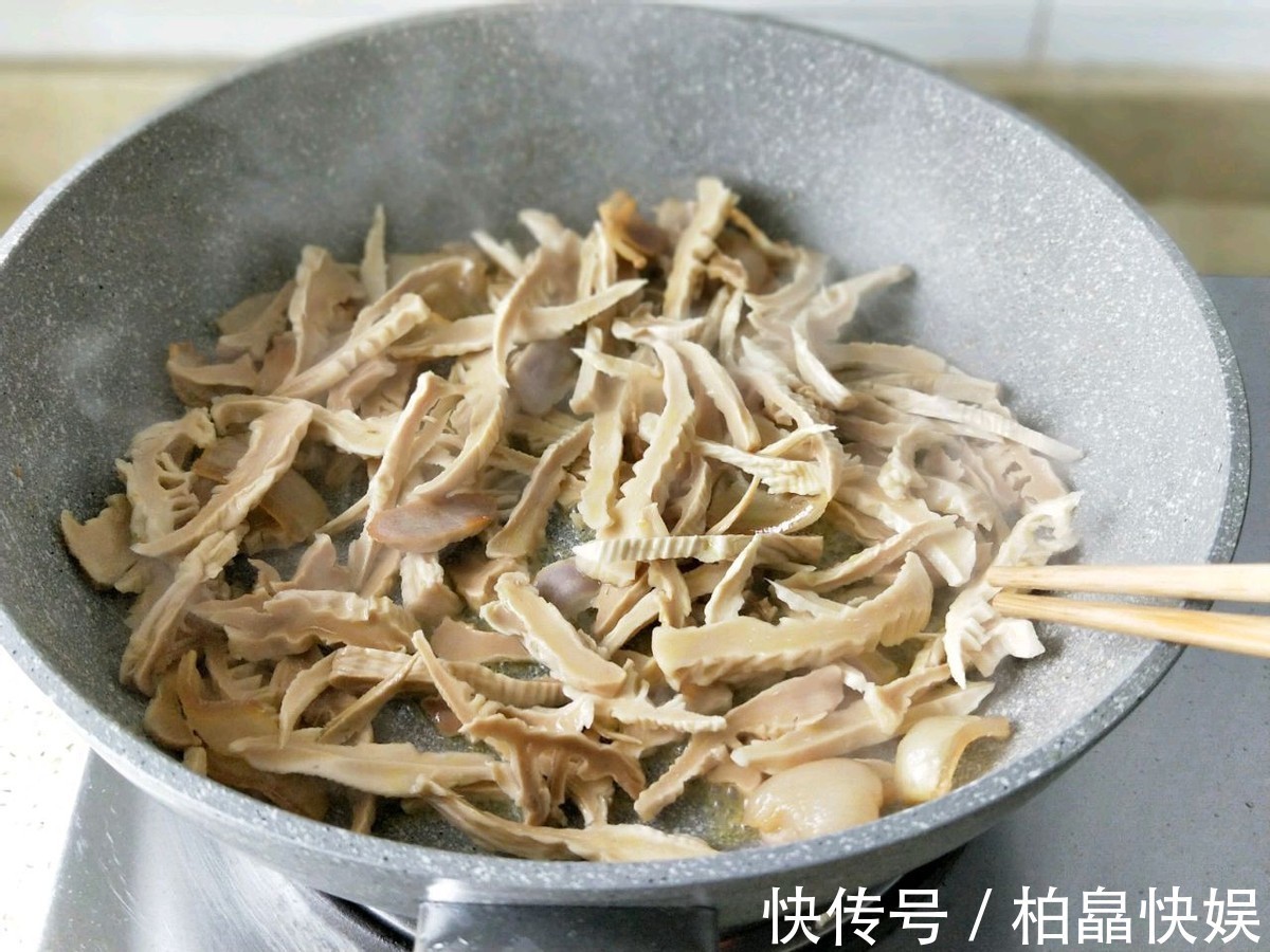 腌笃鲜|笋干简单又好吃的做法，和咸肉青椒一起炒，鲜美下饭，太好吃了