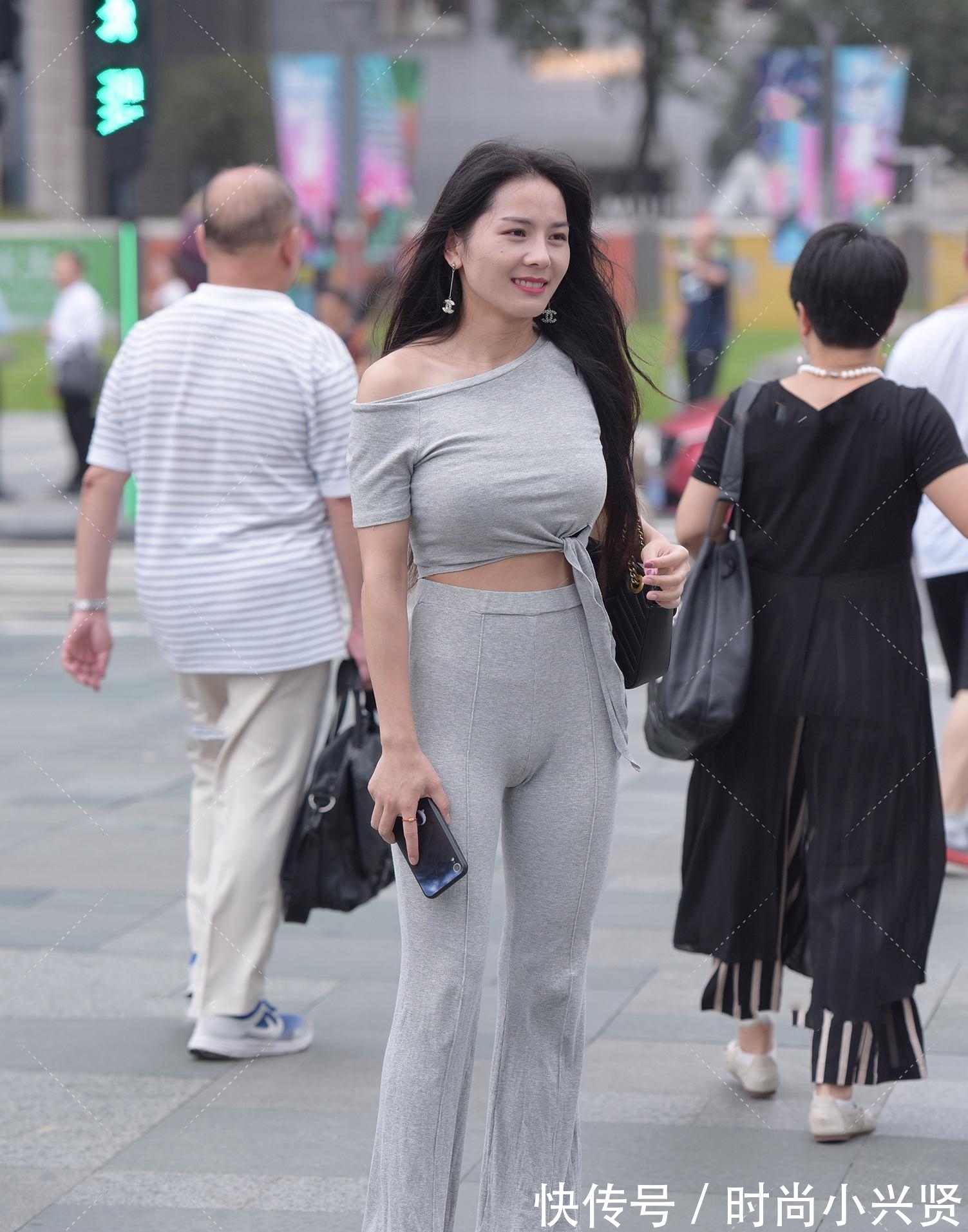 锁骨 灰色单肩上衣彰显“锁骨”立体感,“蜜桃”休闲裤和水晶高跟鞋更有高雅感