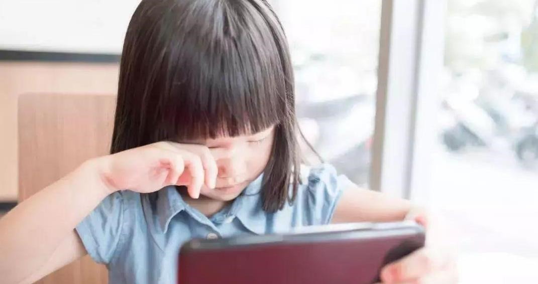 配眼镜|孩子近视,爸爸不许配眼镜,配一次摔一次,眼科医生:真是太无知