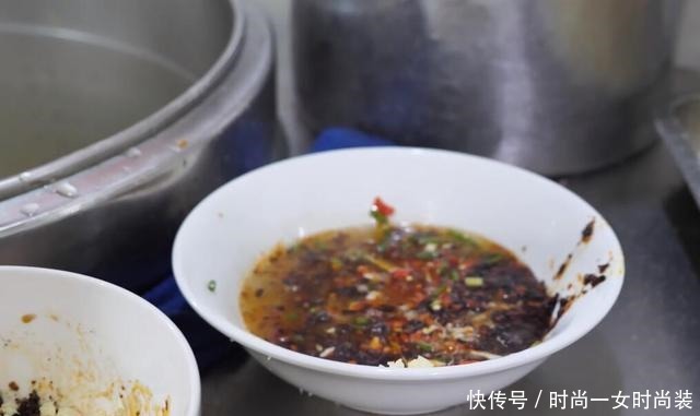 四十多年老面馆煮面用剩菜,天天都是顾客盈门,客人们纷纷夸赞他