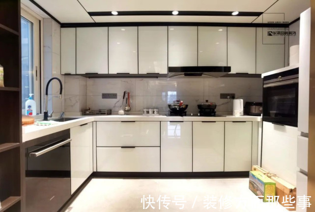 背景墙|160㎡现代轻奢设计新家,维克胡桃+皓月白搭配,为家升温不少