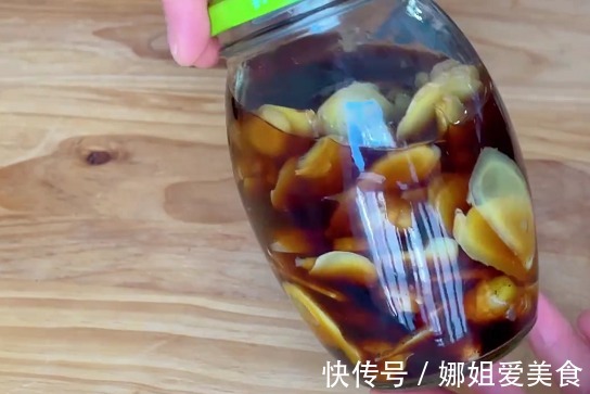 老爸经常腰酸背疼,邻家奶奶教我几片生姜就搞定,现在干活有劲了