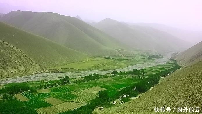 这里的妇女把小花帽作为头饰，因帽子是世界最小的而被载入吉尼斯