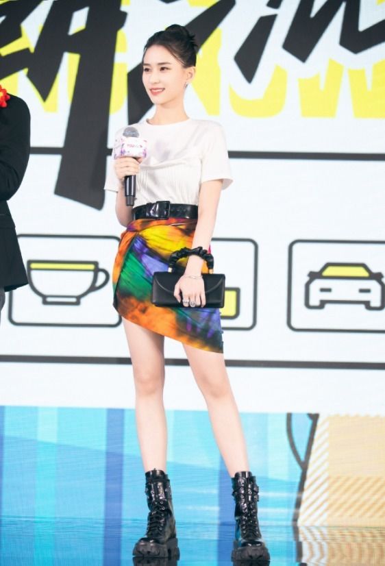千金|何超莲不愧是千金，穿白T恤搭配彩色短裙高级时髦，女神范十足