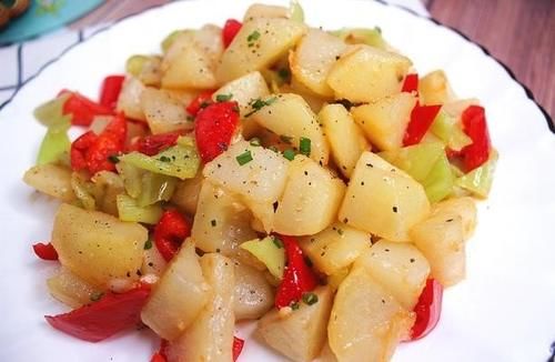 土豆新吃法先煎后炒，外酥里嫩，鲜香美味，好吃到停不下来
