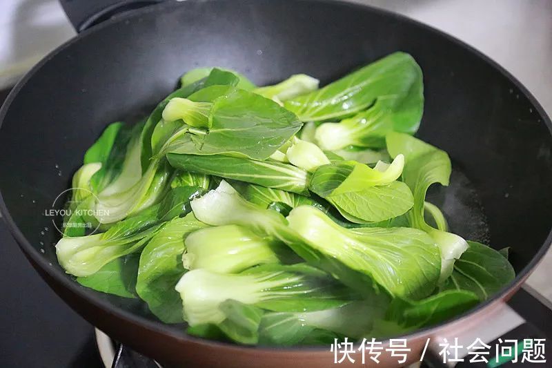 纯素馅大包子,鲜嫩多汁,比肉的还香,一次多蒸点,早餐也有了