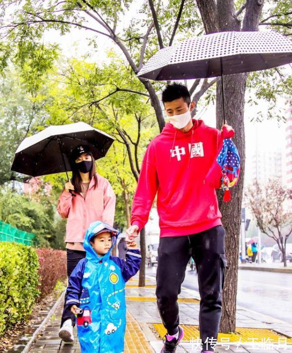 苏迪曼杯|谌龙社媒晒全家福!妻子独自撑伞在后面跟着,儿子长得太像妈妈了