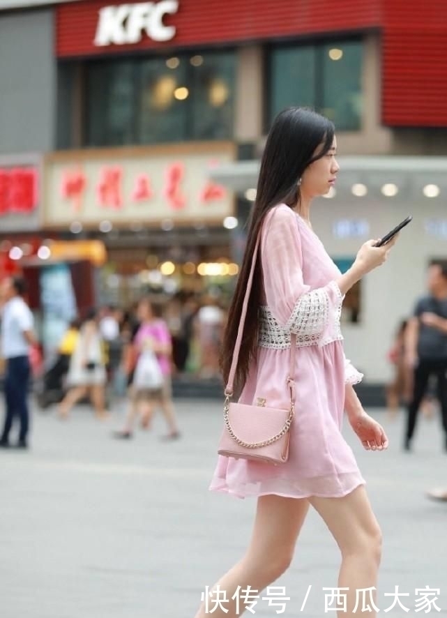 街拍|街拍美女：小姐姐的的简约风穿搭，一袭粉色连衣裙像极了初恋女神