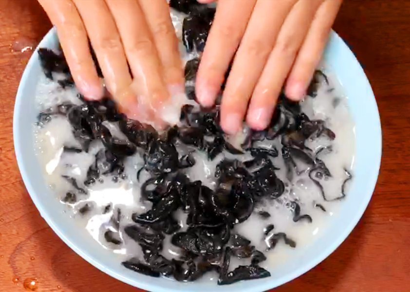 泡木耳|木耳千万不能用清水洗，等于吃虫卵，教你1个妙招，脏东西全跑光