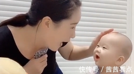 宝妈|“大地主辣妈”带娃打牌火了,娃被吓得一激灵:咋脑瓜子嗡嗡的?