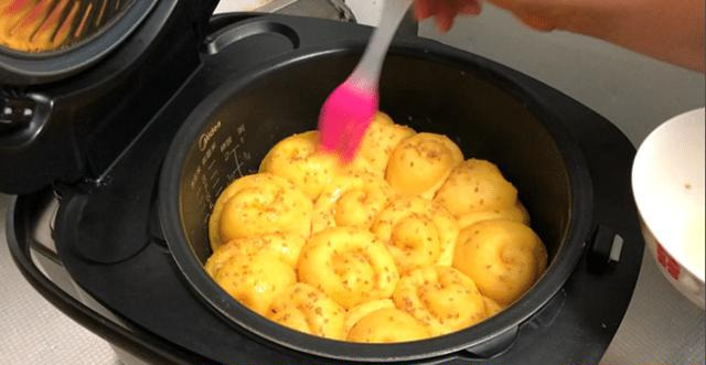 做法|红薯别再蒸和煮了,教你个简单新做法,好吃的停不下嘴,太香了!