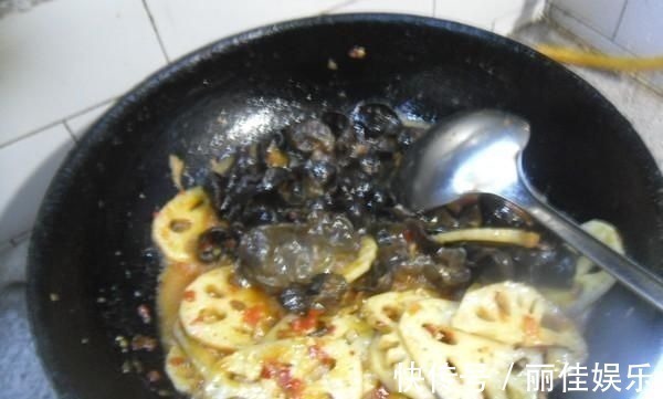 朵形|木耳加一物,金子都不换,常吃排出体内毒素,大肚腩悄悄不见