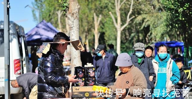 金秋逛农村大集,大葱白菜萝卜土豆热销,山货也很多!