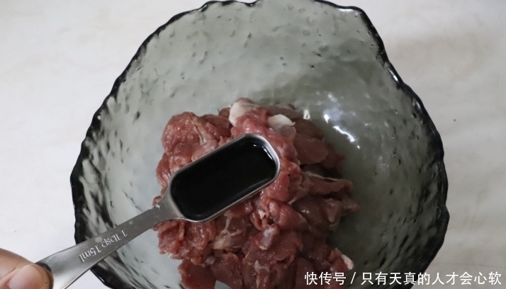 正确的葱爆羊肉做法，记住1招，羊肉嫩滑还不膻