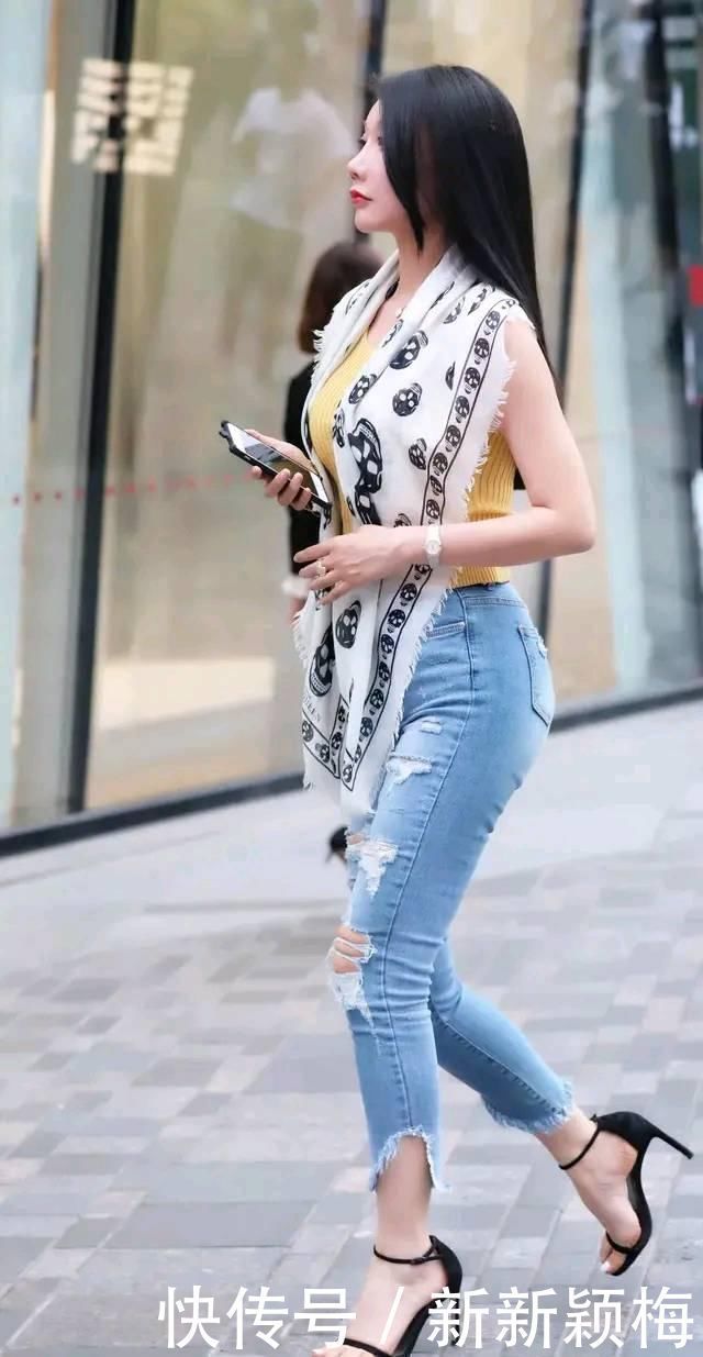 气质美女,穿搭破洞牛仔裤,美的出众又拉风