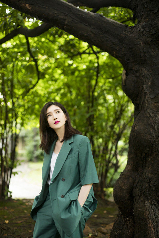 江疏影扎起高扎马尾,身穿小粉裙出席活动,美是真的很美!