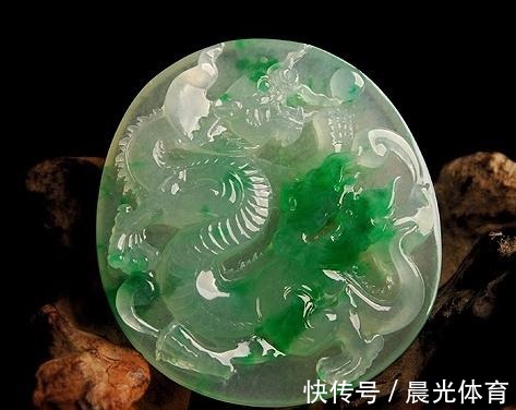 饰品 这些场合尽量不要佩戴耀眼的翡翠饰品,大家要注意!