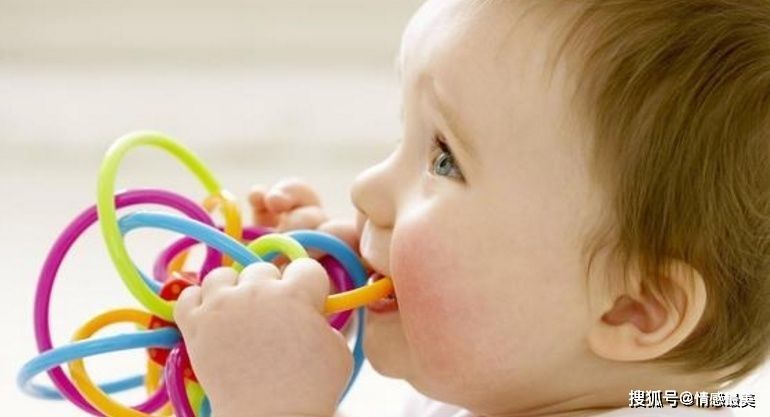 宝宝|宝宝吃手“津津有味”，该怎么办？到这个时期，发现吃手一定要管
