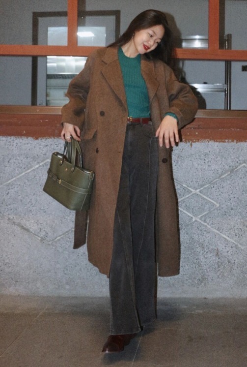 牛角扣|棕色大衣穿腻了?建议尝试叠穿法则,让你美得不一样,高级又洋气