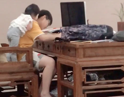 小萝莉|小萝莉陪“小暖男哥哥”写作业,哥哥回头那一刻心都被融化了