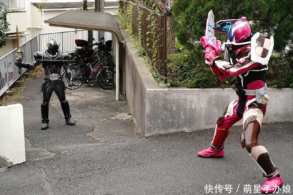《假面骑士圣刃》17话情报：光之剑最光参战，人类可制驱动书？