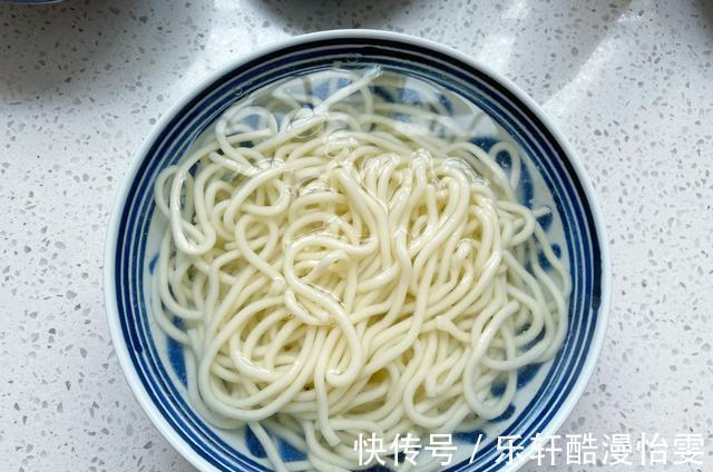 主食|夏天必备清爽主食鸡丝凉面,拌一拌10分钟上桌,酸辣又开胃