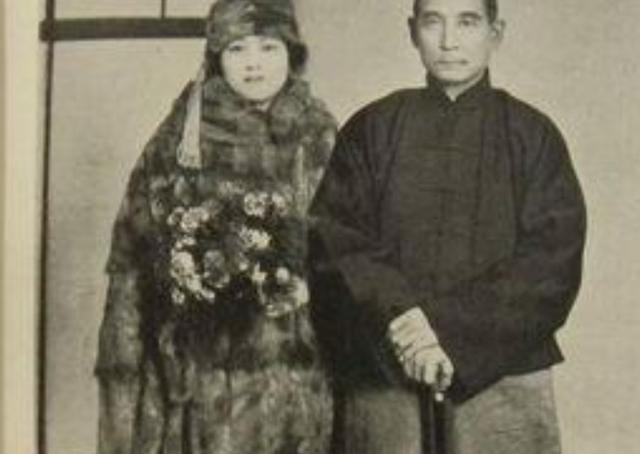 她是孙中山的妻子,15岁结婚,后与女儿一起被遗弃,最后嫁给和尚
