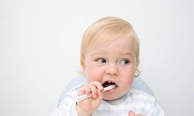 家有“小黄牙”宝宝怎么办？想让他爱上刷牙，小技巧要用起来