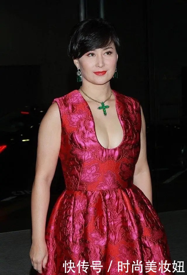 58岁何超琼真拼,穿粉色衣服和妹妹比美还要露腿,气质太惊艳了