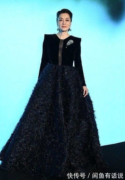 黑色 毛阿敏越老越潮,穿一身黑还扎个小揪揪,瘦成“麻杆”也有大姐范