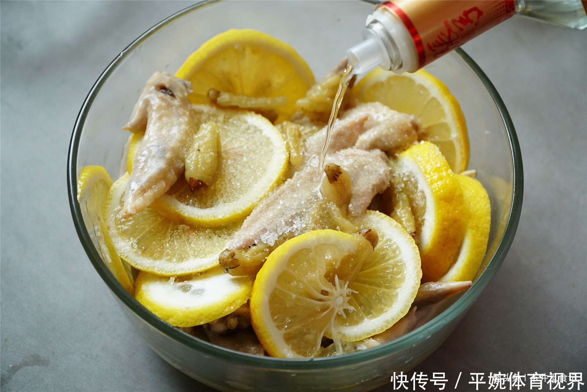 老公|老公喝酒嫌没好菜,做了一盘柠檬鸡翅,几天的下酒菜一次搞定