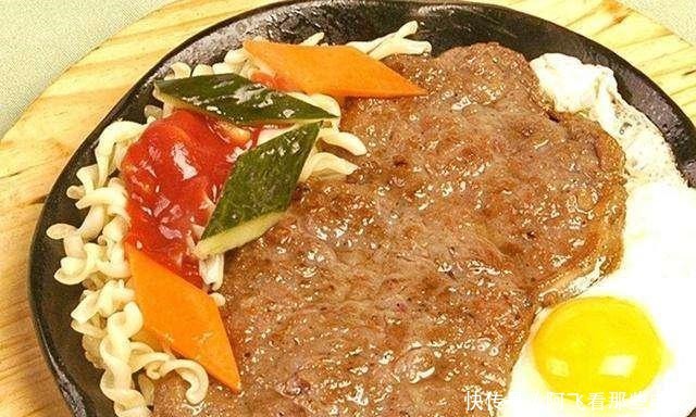 吃牛排时盘子里都有一个生鸡蛋,是用来干啥的看完别再闹笑话了