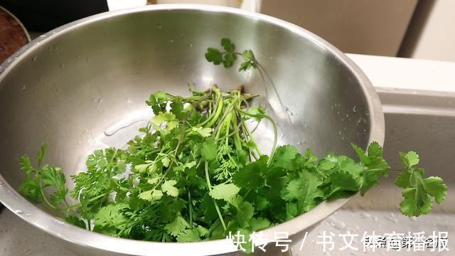名厨|终于找到香菜好吃的做法，香辣开胃又解馋，做一次能吃一个月