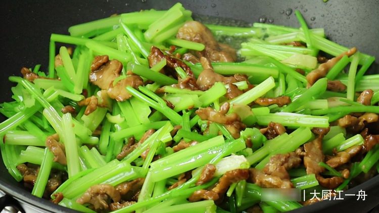 芹菜炒肉怎样做，芹菜脆嫩肉丝不柴呢？原来正确的做法是这样的
