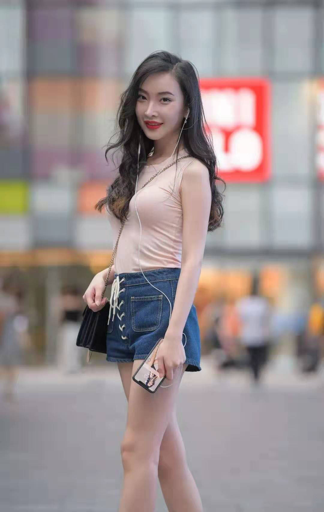 牛仔短裤 浅粉色无袖T恤搭配高腰牛仔短裤,初秋也要做个气质温柔的小女人