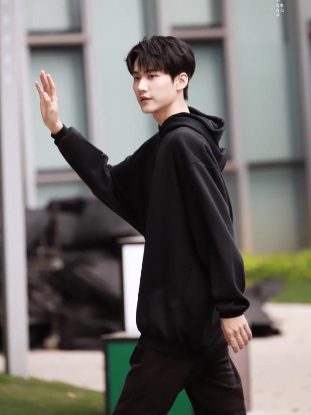 《创4》人气C位学员现状：刘宇跳《天下》，周柯宇主动应援粉丝！