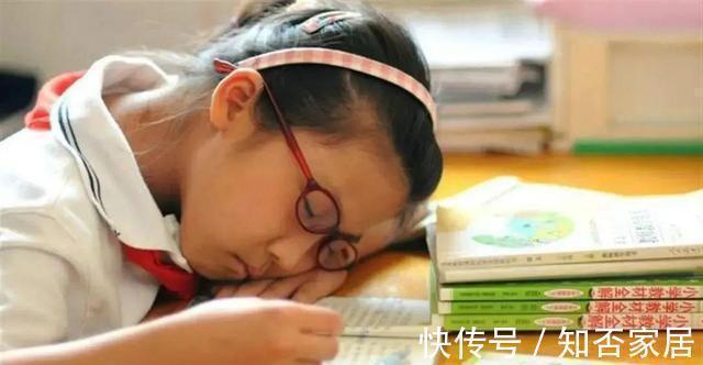 惩罚|孩子被罚抄“22页”,熬夜到凌晨,父亲看到后撕碎了作业本