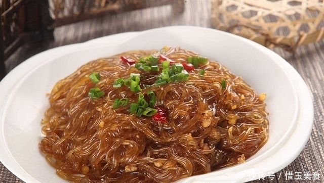 炒粉条时不要直接炒了，记住2点，粉条根根分明，不粘锅