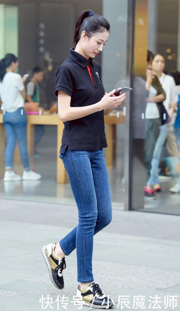 美女穿搭牛仔裤给你简约利落的感觉，更具休闲的街头时尚感