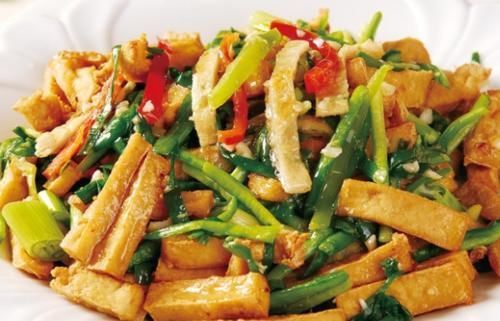 食药同源|韭菜加一宝,每天炒一盘,腰不酸了,腿不麻了,睡眠越来越好!