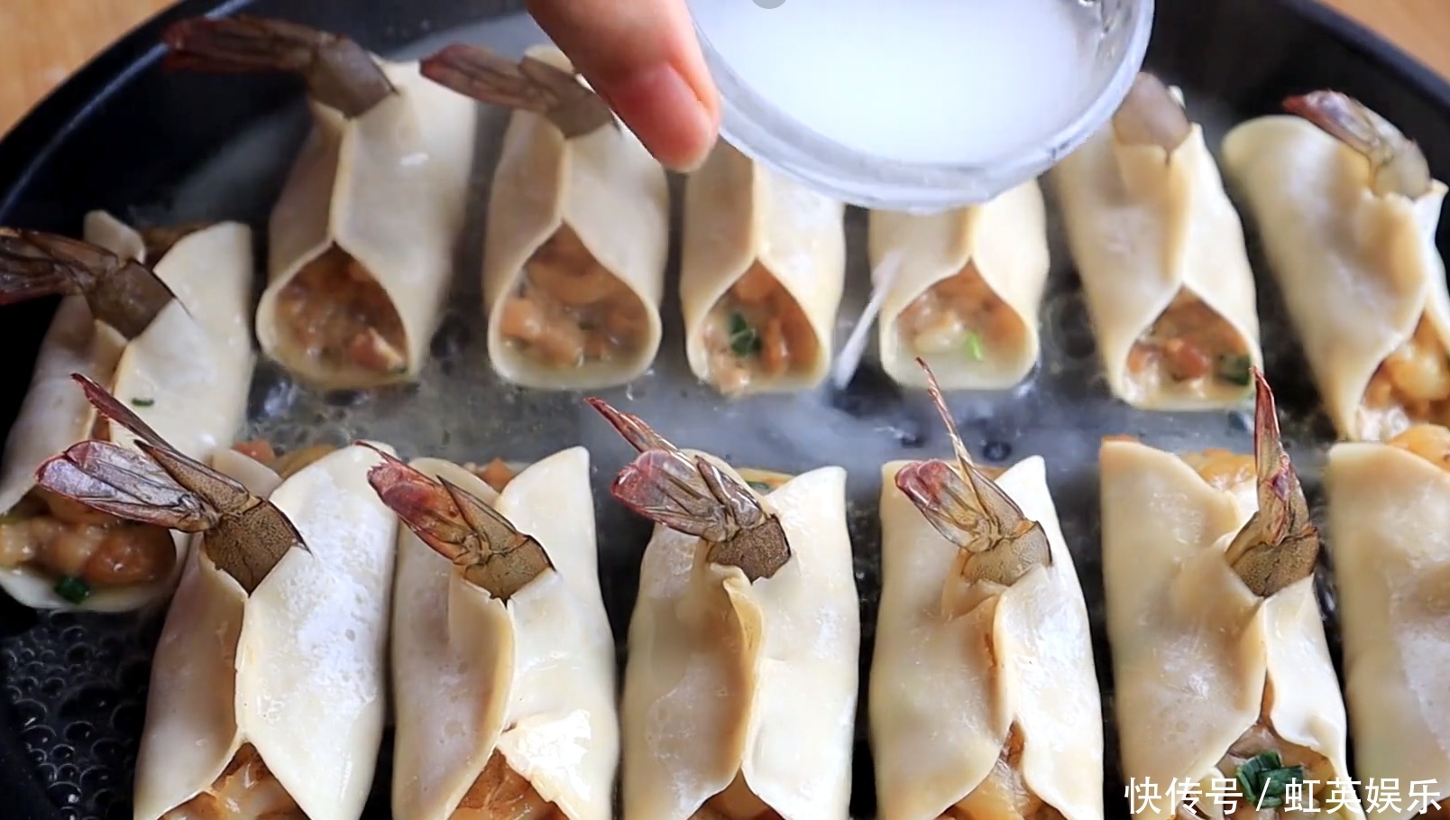 锅贴这样做还是第一次见,鲜香酥脆,营养解馋,有钱不一定买的到